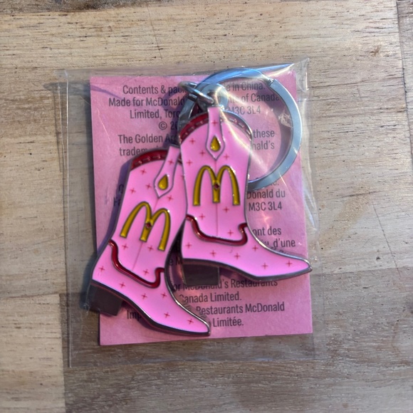 Rare Mcdonalds Canada Exclusive Shania Twain keychain - Picture 1 of 2
